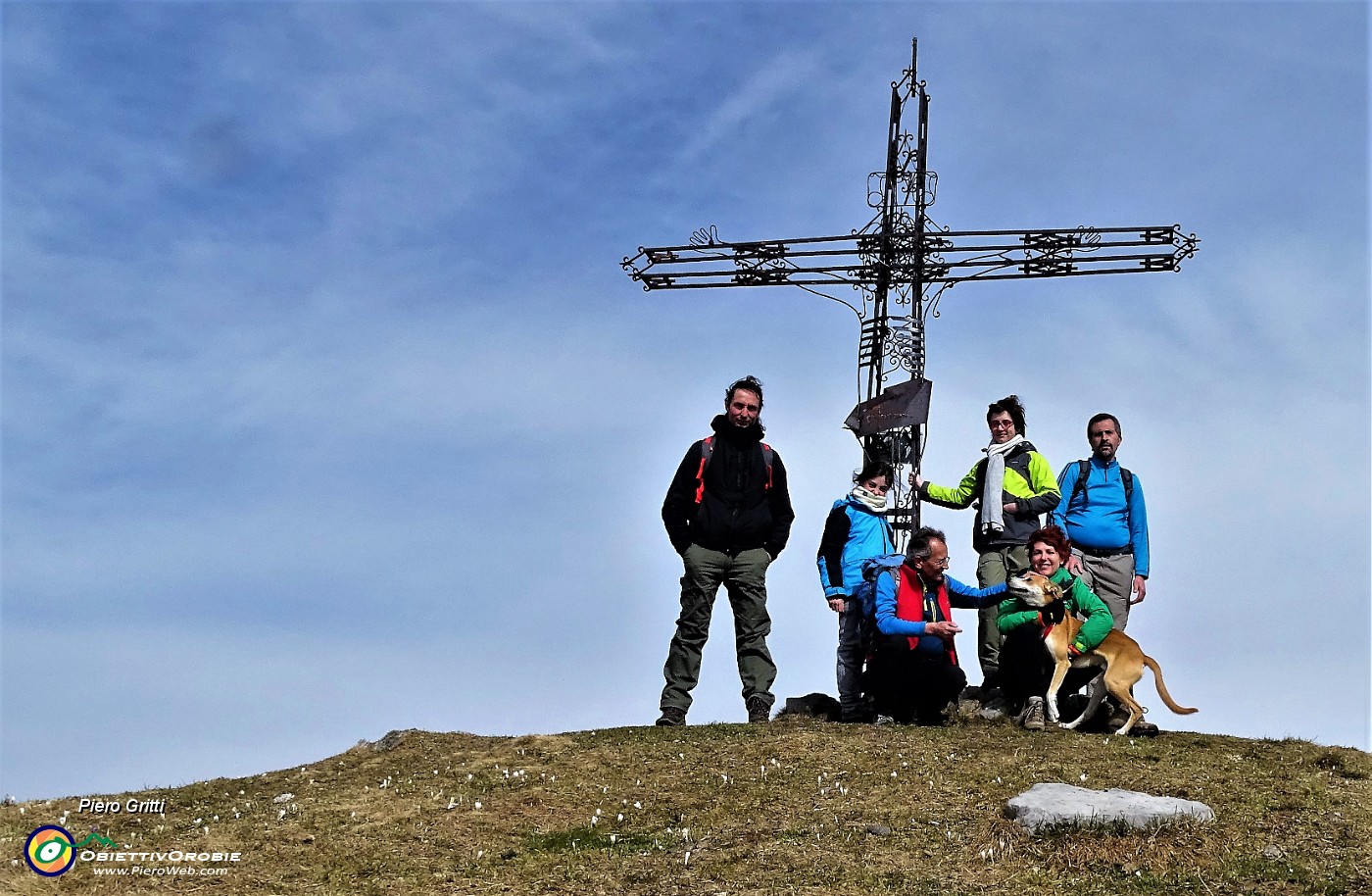 33 Alla croce di vetta dello Zuc di Valbona (1545 m).JPG